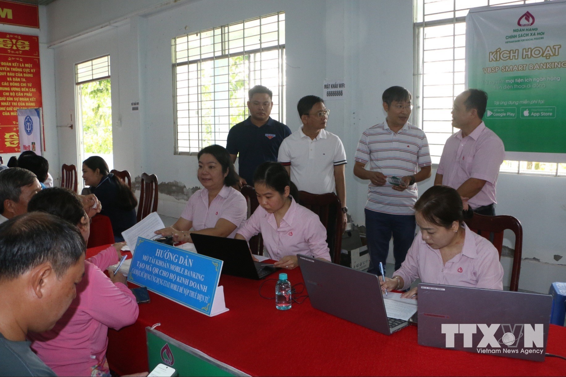 Ngày hội Chuyển đổi số gắn với xây dựng ấp thông minh ở xã Tân Hòa . (Ảnh: Duy Khương/TTXVN)